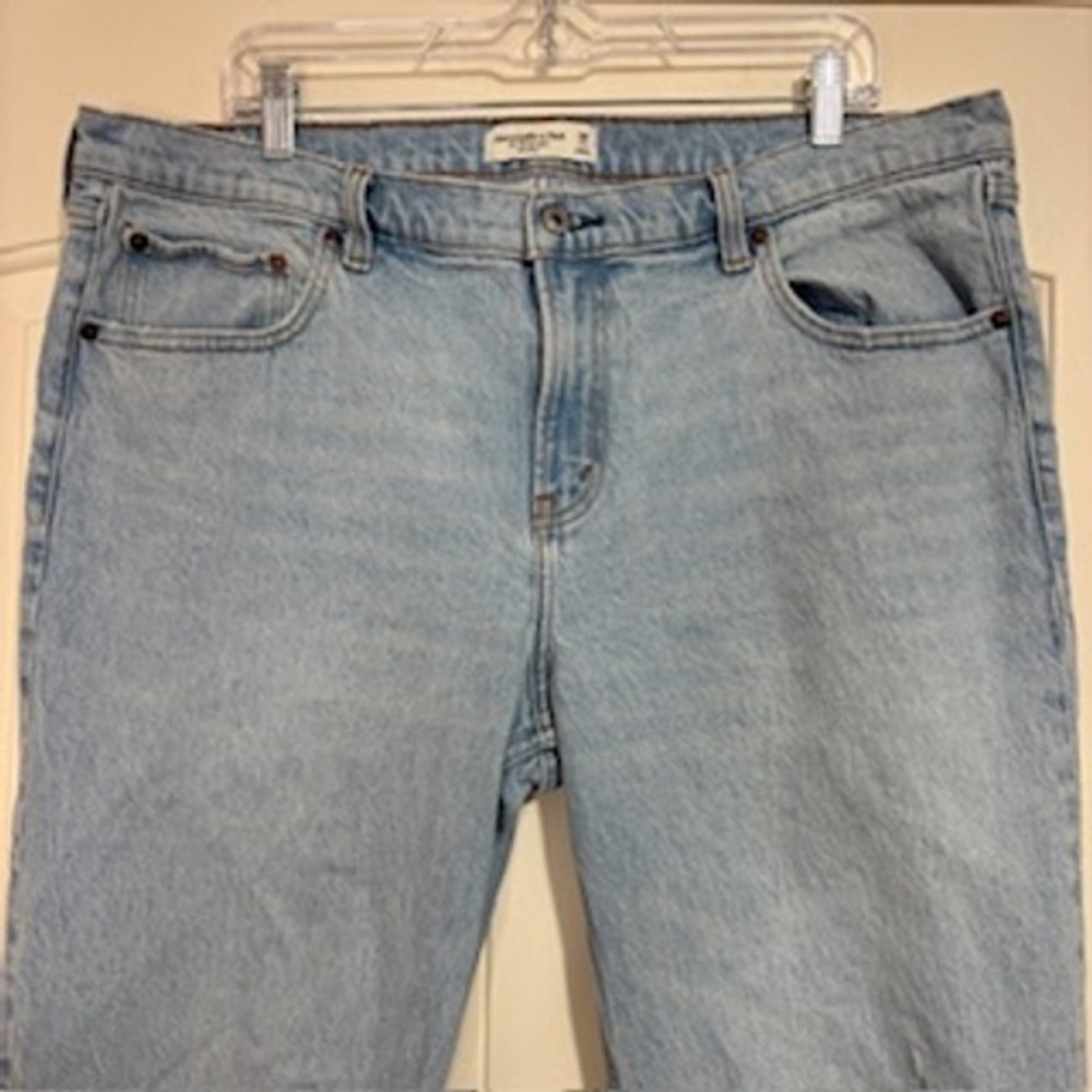 Abercrombie & Fitch 90s Straight Mid Rise Distressed Jeans Light Wash Blue 33 L - Picture 3 of 11